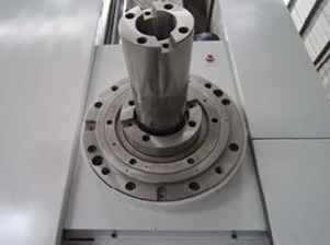 IRONMAC IH-130 IH-130H CNC  Шпиндель и планшайба  Шпиндель изготовлен из рафинированной и азотированной легированной стали 38CrMoAlA, обладающей высокими характеристиками износостойкости  Шпиндель прецизионно отшлифован и отполирован  Для поддержк...